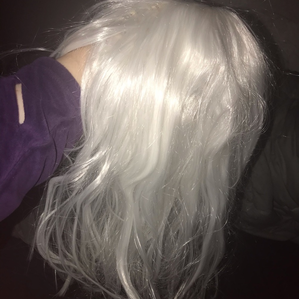 short platinum blonde wig